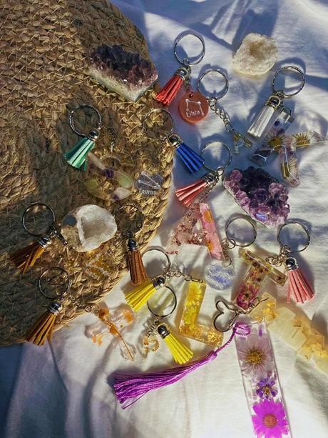 Ručne vyrobené živicové kľúčenky, 