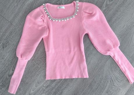 Svetrík s perličkami ako novy, 146