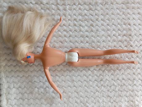 Retro barbie s náušnicami, 