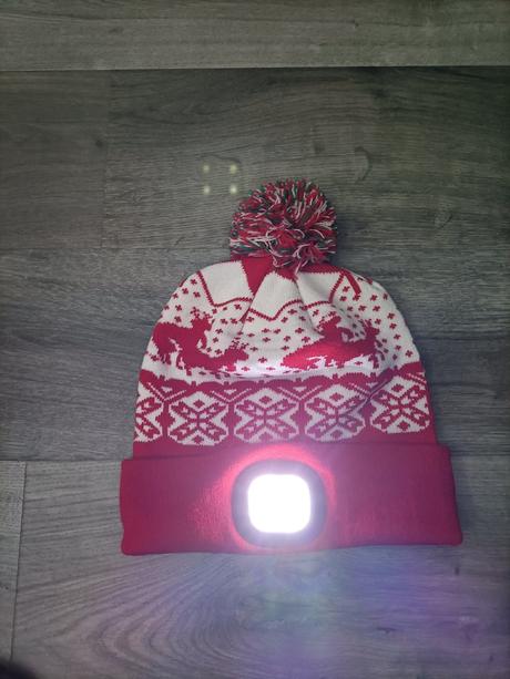 Svietiaca čiapka, výhra v tombole, 