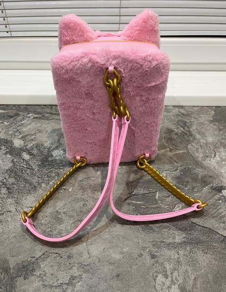 Na na na surprise batoh, 