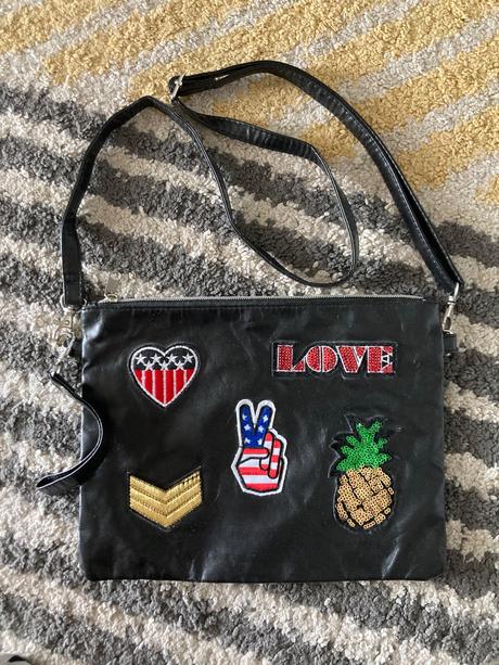 Kabelka s nášivkami,