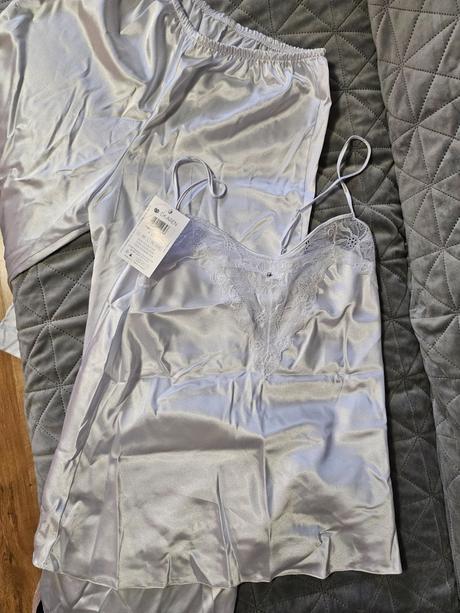 Dámske saténové pyžamo, s