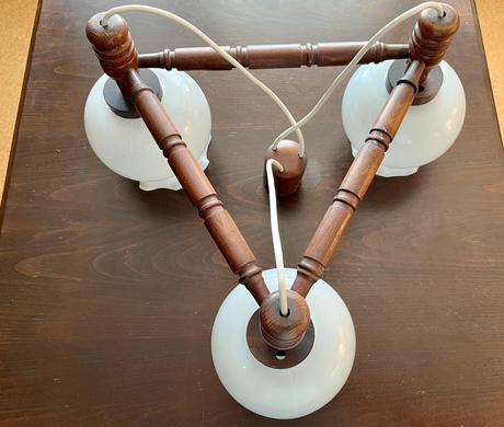 Krásny retro drevený luster (masív a opálové sklo), 