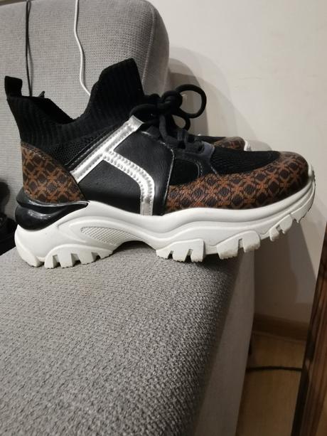 Vyššie tenisky, 37