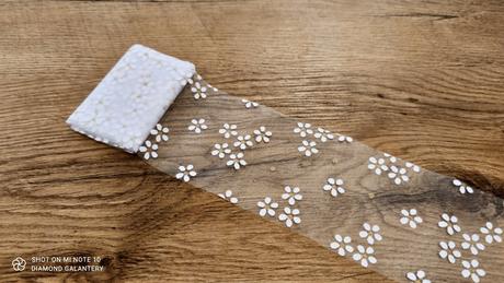 Tyl 8 cm - kvietky - biely, 