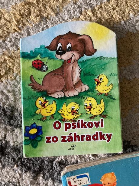 Leporelá pri stole a o psíkovi zo záhradky, 