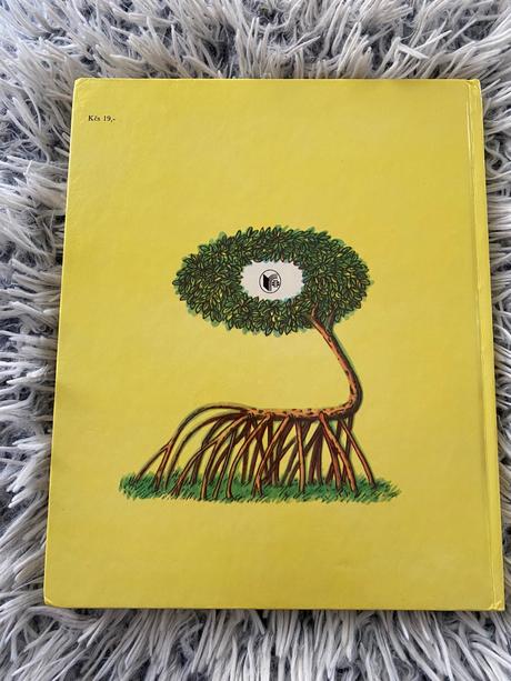 Krásna stará retro rozprávková knihazakliaty strom,