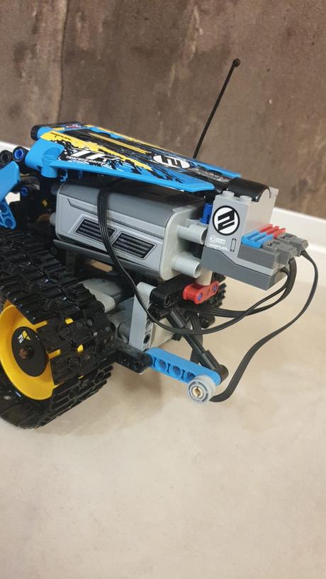 Lego technic 42095 - pretekárske auto s dialkovým, 