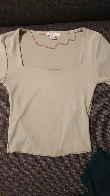 Crop topy s hranatym vystrihom, amisu,s