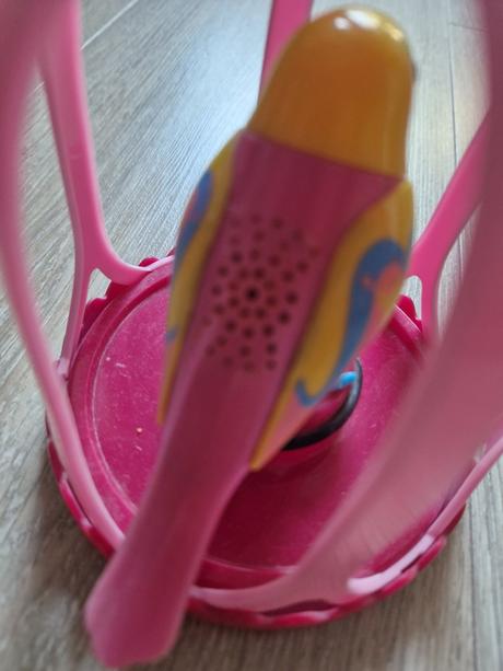 Spievajúci vtáčik v klietke,