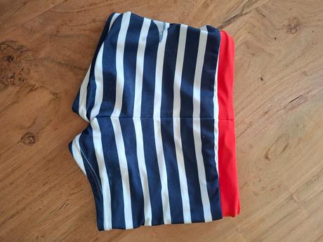 Plavky so žralokom, 110