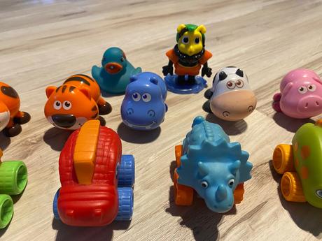 Malé dinosaury autá, zvieratká s krútiacimi hlavam, 