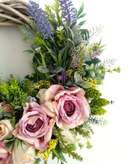 Veniec s ružami a lavendul'ou, 