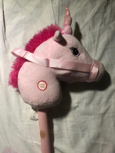 Plyšový jednorožec na tyči, 