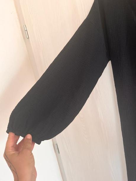 Muselínové cierne saty, 