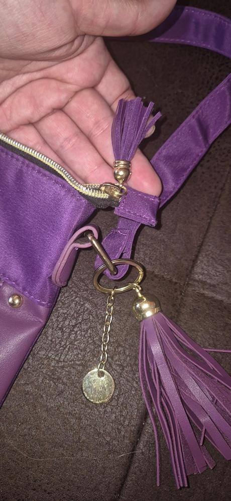 Fialová kabelka, 