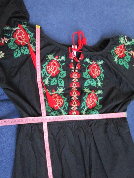 2393. šaty vyšívané, m