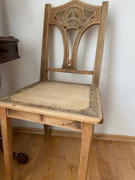 Stará vyřezávaná stolička,