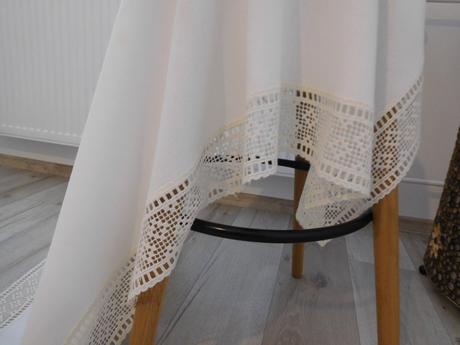 Biely obrus s krajkou + 2 x háčkovaná dečka obrus/, 