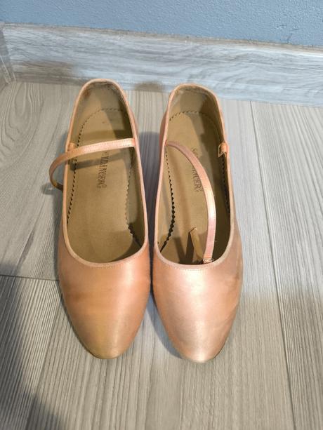 Tanečné topánky, 37