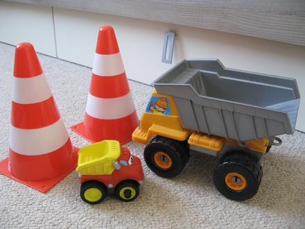 Vyklápacie auto a dopravné kuželky,