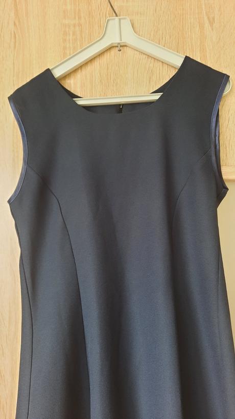 Jednoduché šaty, 36