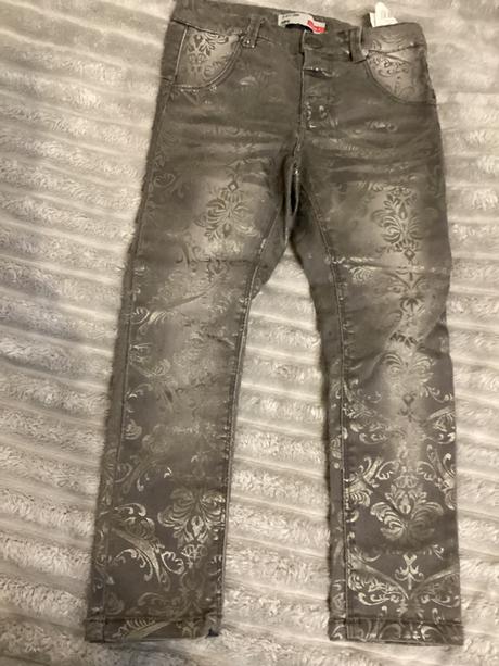 Zaujímavé nohavice, 104