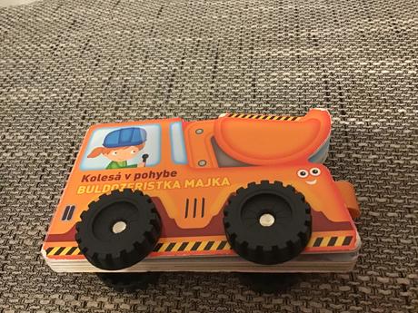 Kniha na kolesách buldozeristka majka,