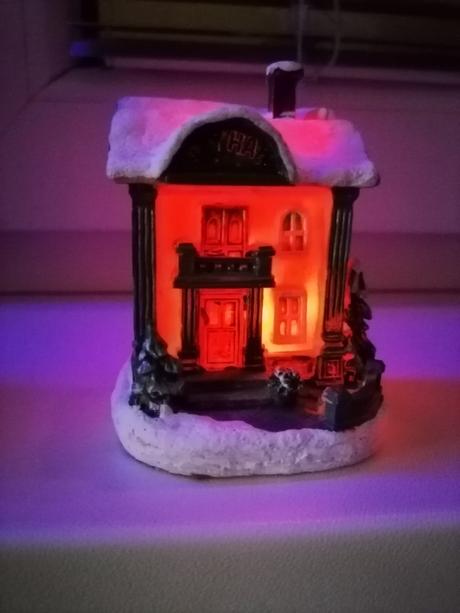 Svietiaci domček meniaci farbu, 