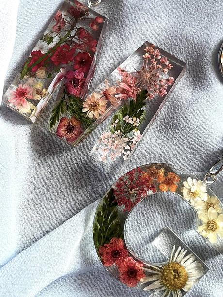 Ručne vyrobené živicové kľúčenky, 