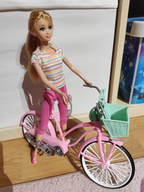 Bábika na bicykli, 