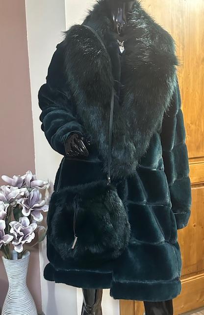 Tmavozelená kožušinová kabelka vak cango&rinaldi, 