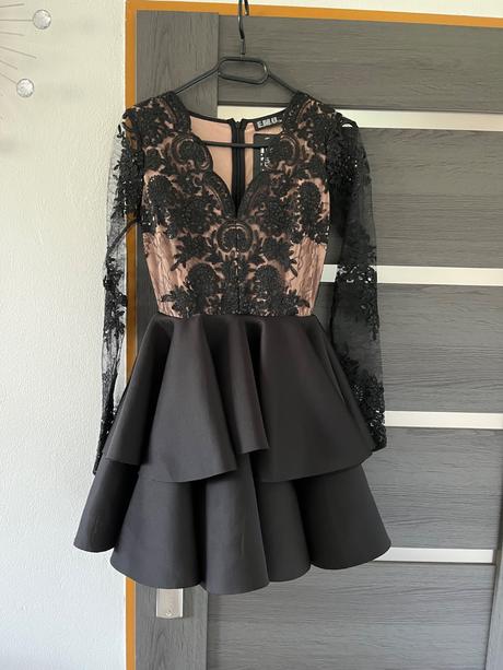 Čiernobéžové spoločenské šaty, s