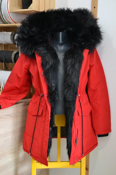 Červená zimná bunda s čiernou kožušinou l, l
