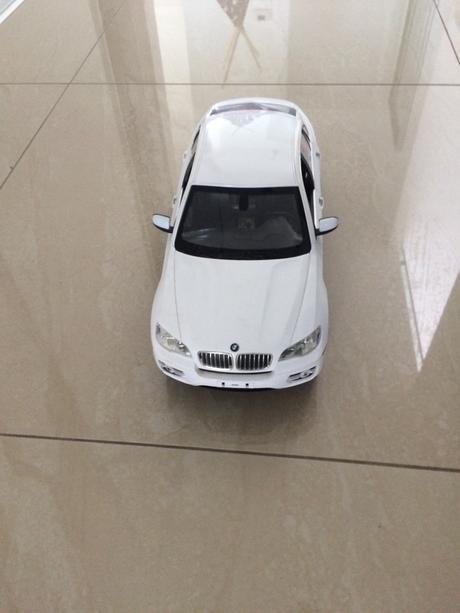Autíčko bmw x6 na ovládanie,