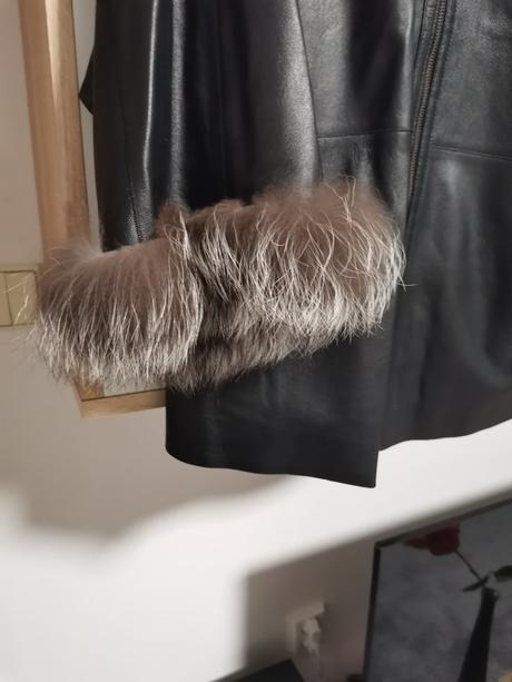 Kožený kabátik, 48