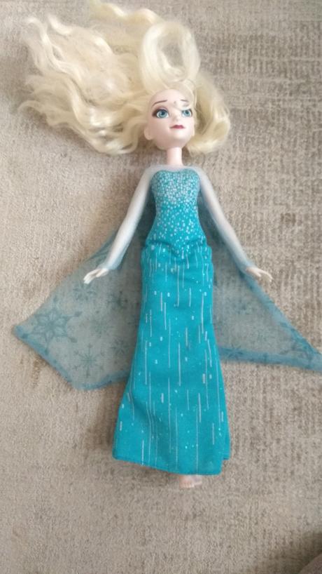 Predám bábiku elsu, 