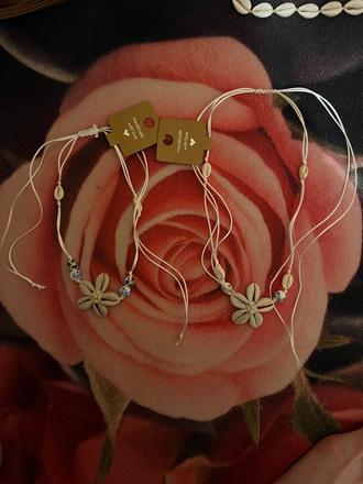 Náhrdelník z mušlí s kvietkom, 