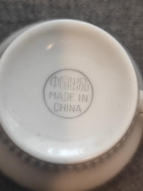 Porcelánové šálky s tanierikmi, 