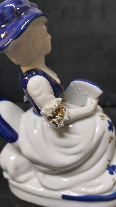 Soška porcelánová dáma so psíkom, 