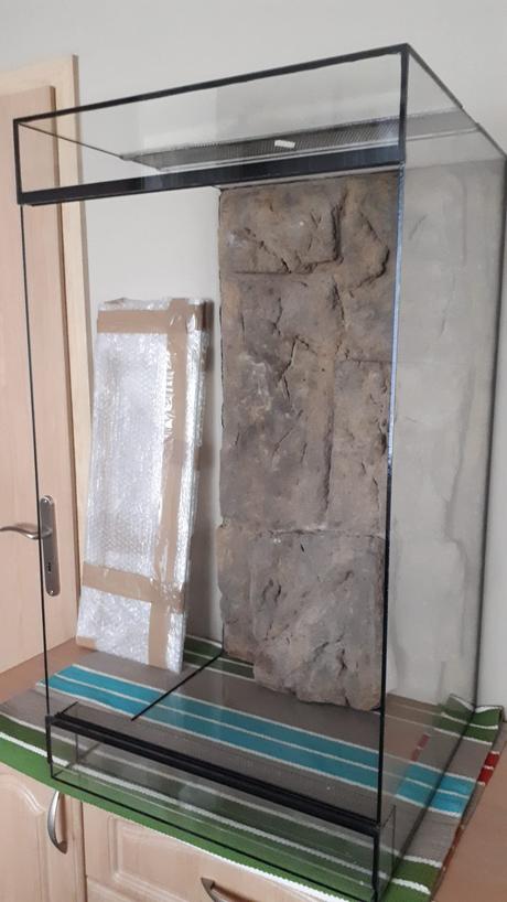 Terárium s rozmermi 50x50x90, príslušenstvo v cene,