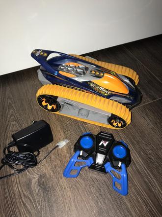 Terénne auto s pásmi na ovládanie,