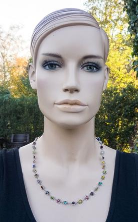 Decentný farebný náhrdelník,