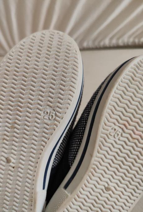 Nazuvacie tenisky, 25