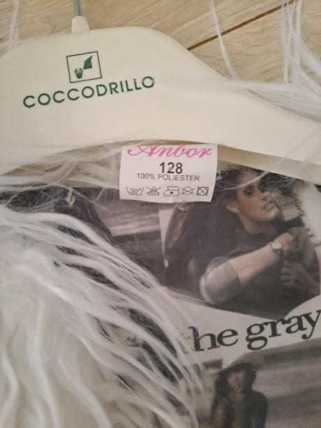 Biela vestička s dlhým vlasom, 128