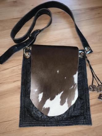 Kožená crossbody s kravskou srsťou,