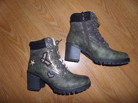 Kožušinové čižmy s odznakmi, 40