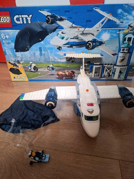 Lego city 60210 policajná letecká základňa,