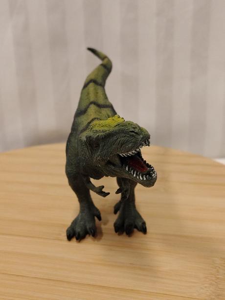 Zberat figúrka dinosaura t-rex pruhované maskovani,